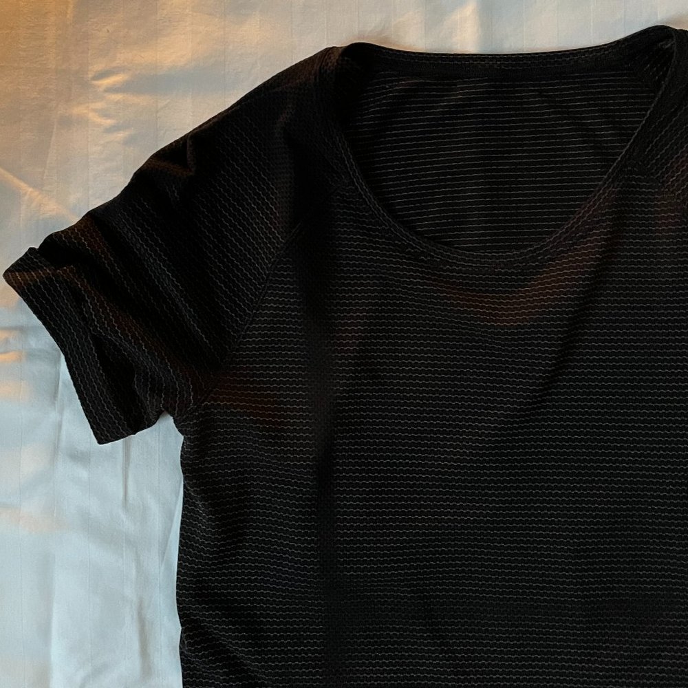Lululemon Open Up Tie Back Tee Size 2 Black/Silver